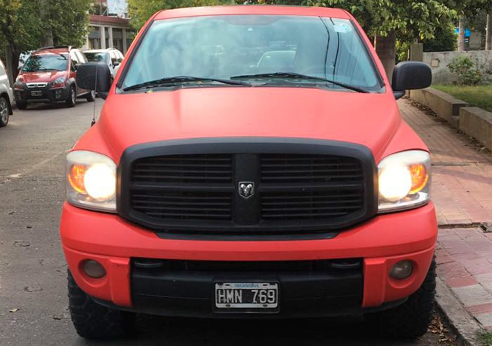 Dodge RAM 2500 – Rojo ploteado – HMN769
