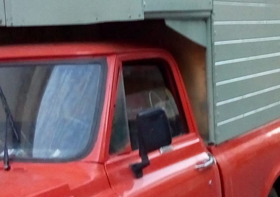 Chata Chevrolet mod 73 – Color rojo – Patente WKY095