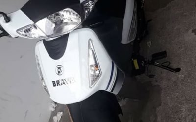MOTO BRAVA – Color blanco con negro – Patente A105QPA