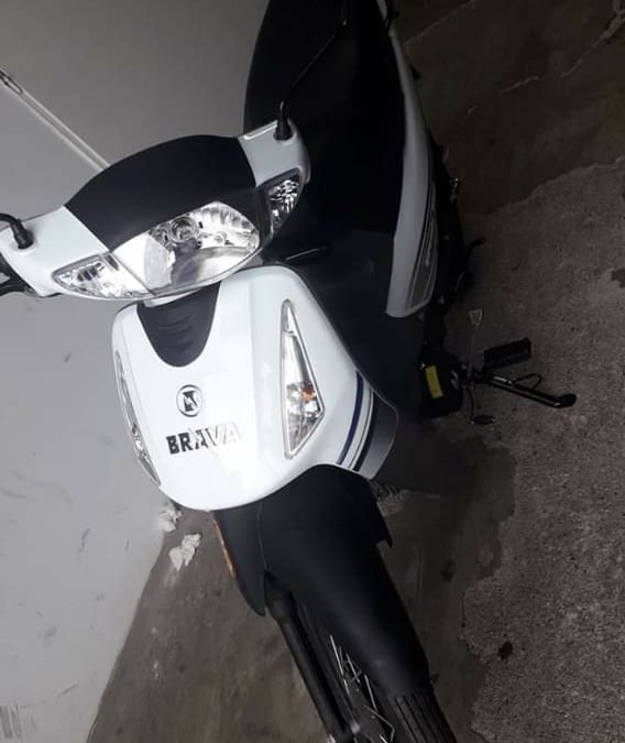 MOTO BRAVA – Color blanco con negro – Patente A105QPA