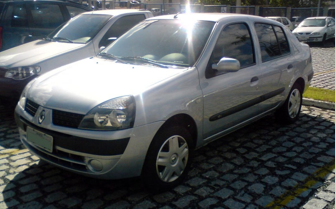 RENAULT CLIO – Color gris metalizado – Patente FFN998