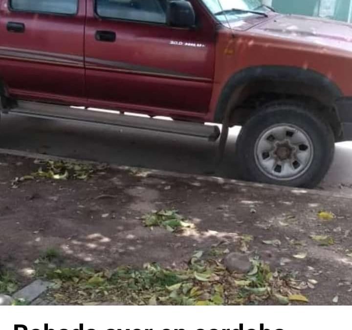 TOYOTA HILUX 4X4 DOBLE CABINA – Color bordó – Patente DYT415