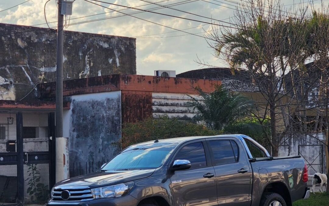 Robo frente a la comisaría – TOYOTA HILUX 4X2 – Color gris oscuro – Patente AC202KL